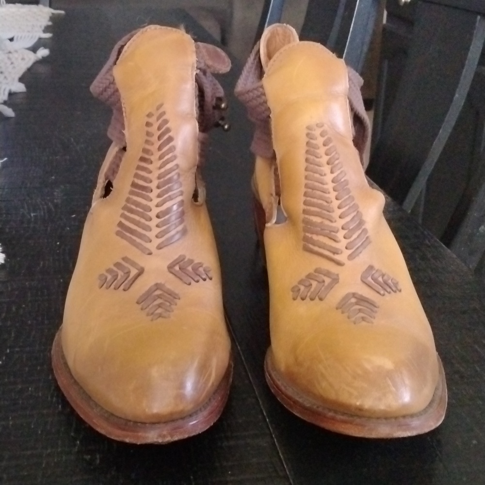CORRAL COW GIRL ANKLE BOOTS